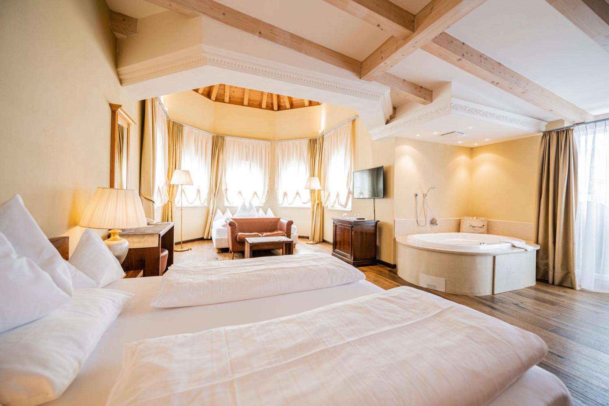 Famelí Hotel 4*