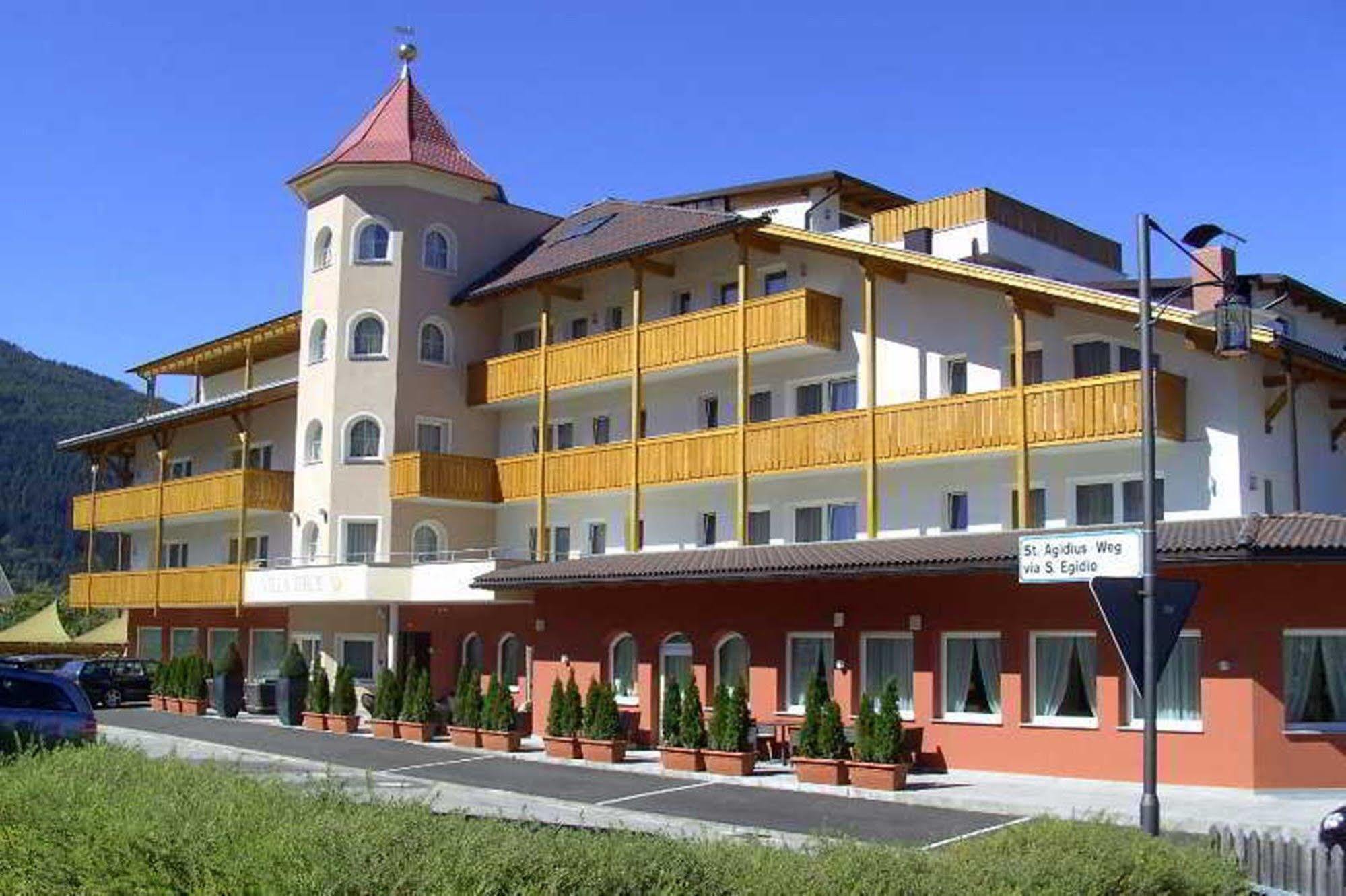 Hotel Fameli Olang